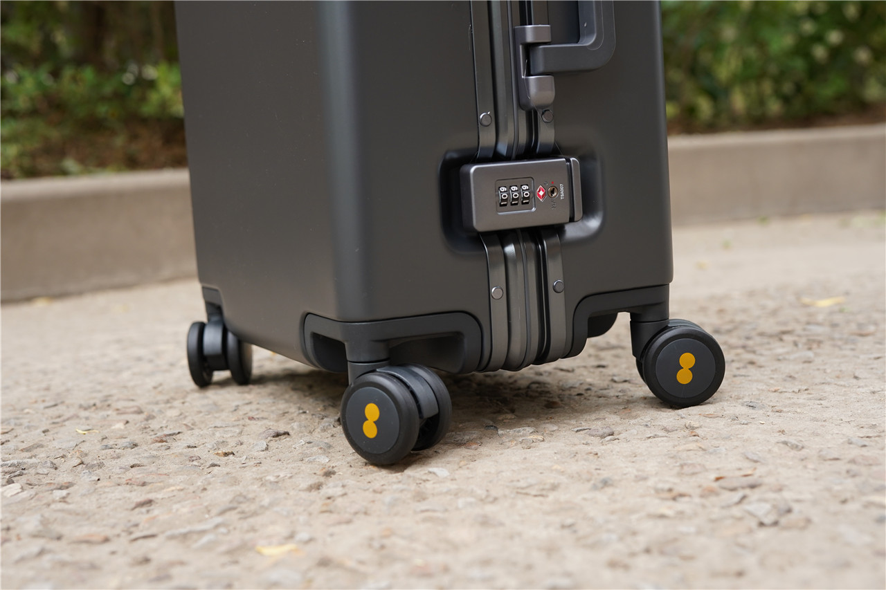 地平线8号行李箱24寸能装多少东西,行李箱推荐地平线8号