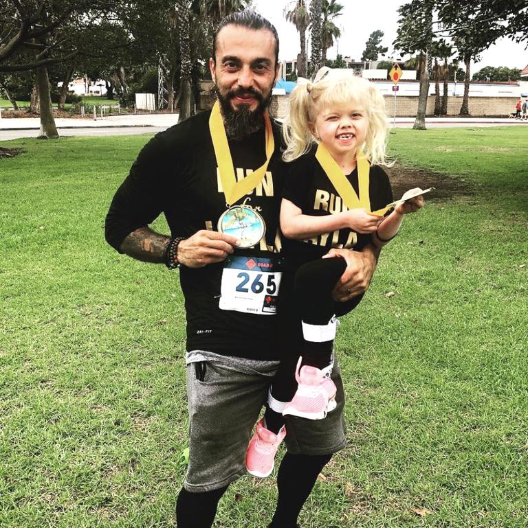 跑狐周记｜男子从*疆新**漂流到北冰洋英国壮汉拉1.8吨汽车跑马