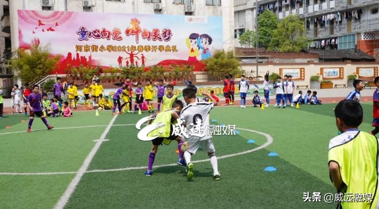 德国足球员来威远县,德国足球大咖进威远校园