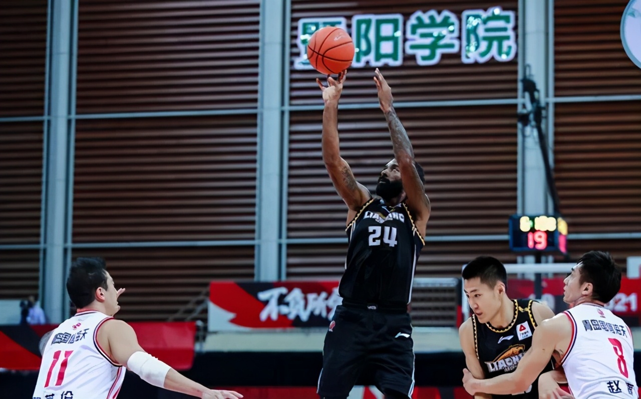 朱荣振最新比赛视频,两分钟五次犯规