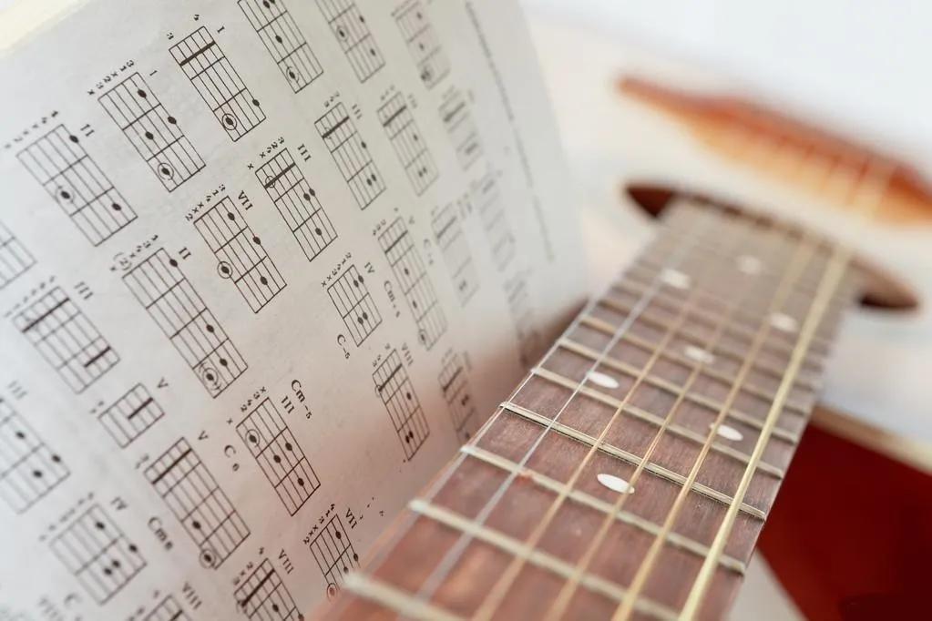 公认的吉他教材推荐曲目,零基础学吉他请问老师选哪本教材