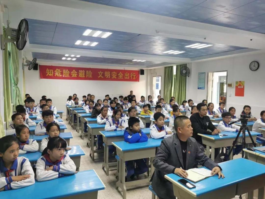 警花带你学交规哪4个时间要记住,警花带你学交规上学请走斑马线