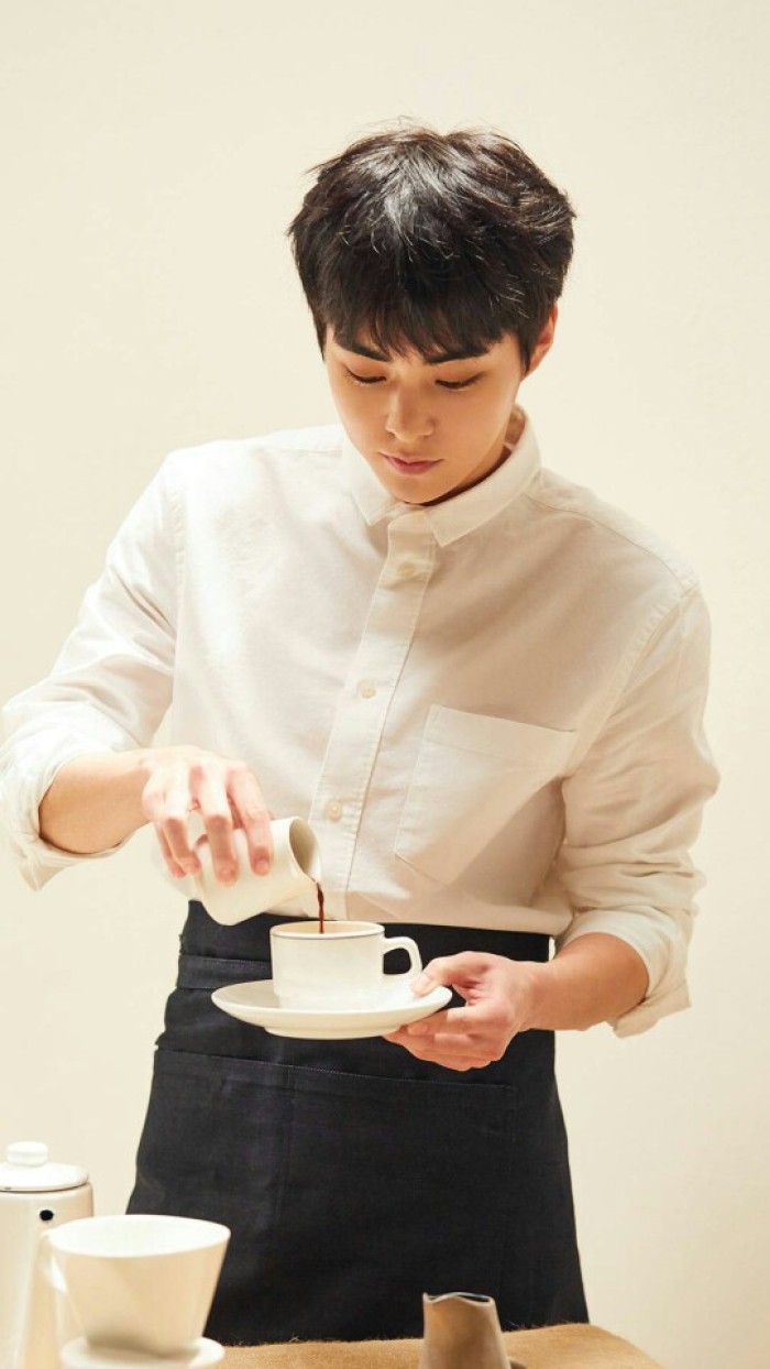 张艺兴让霓虹粉丝看抗日剧,张艺兴看金钟仁新歌