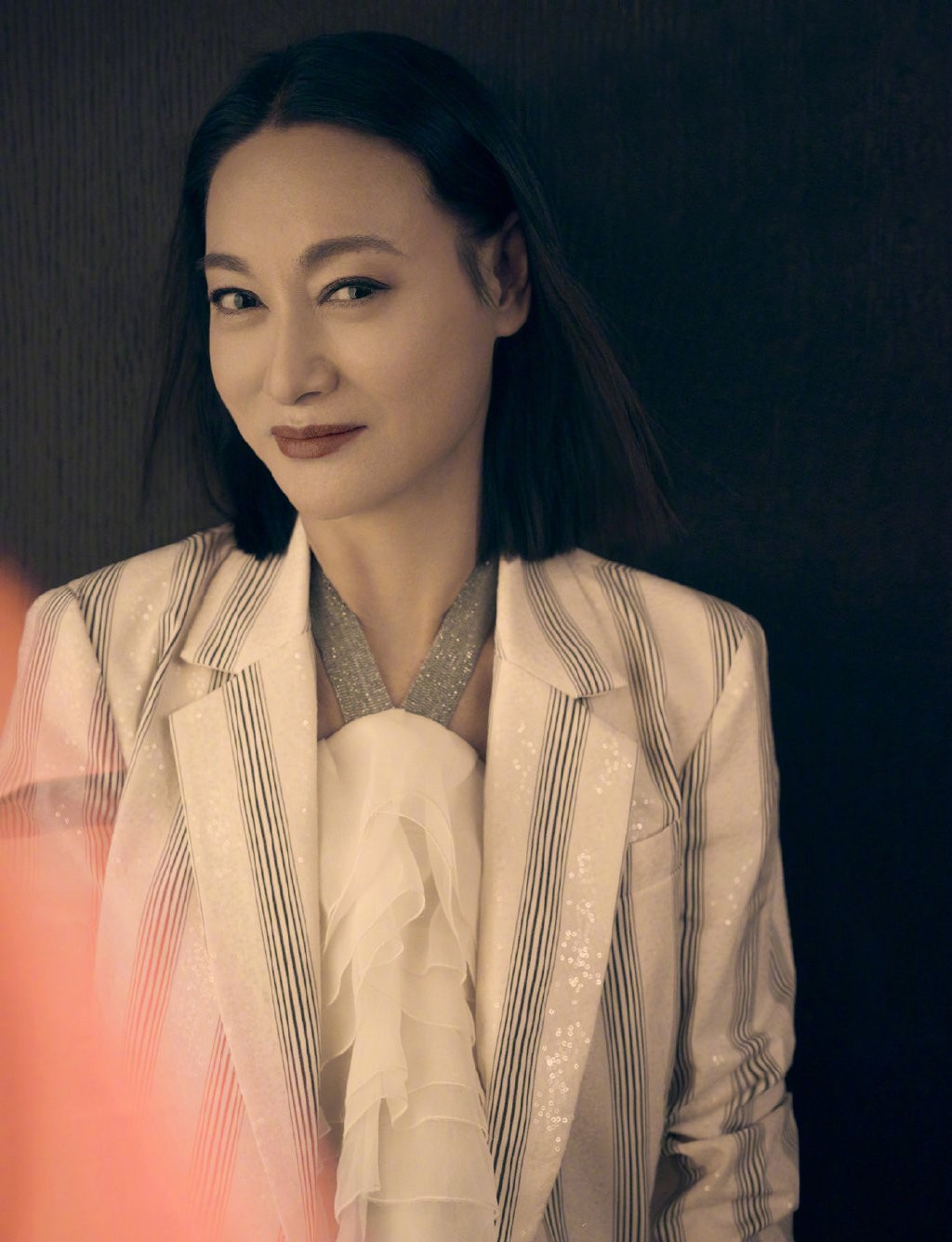 她60岁依旧未婚，穿挂脖层叠雪纺衫配竖纹西装，霸气不失清爽