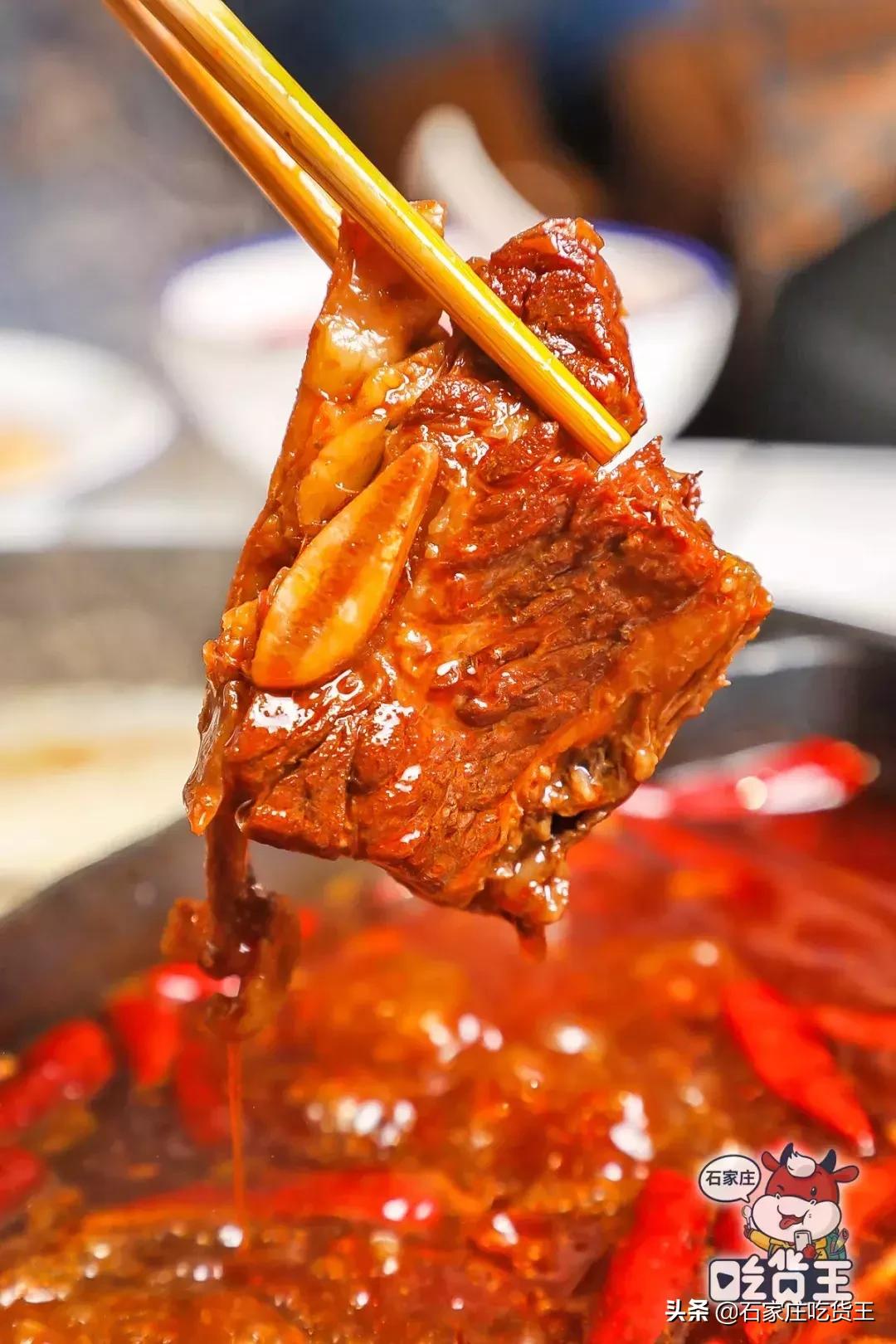 网红“爸爸”终于来了！1分钟就能吃的牛排火锅，连锅底都有肉