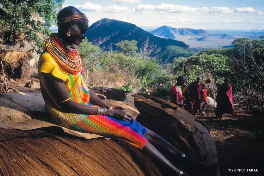 25年前，一个日本人带着天价衣服到中国，给西北人拍了一批硬照