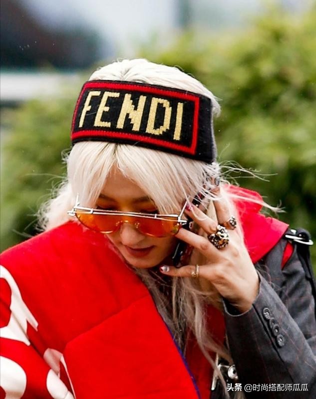 这个春天学会用“发带”凹造型,承包你一年的时髦