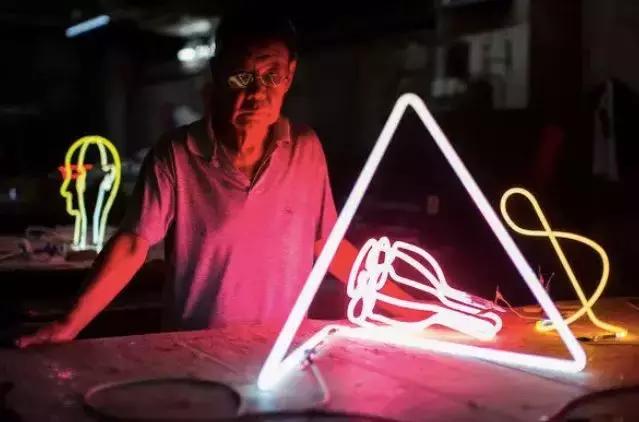 霓虹灯是怎么制作的呢,霓虹灯制作全过程