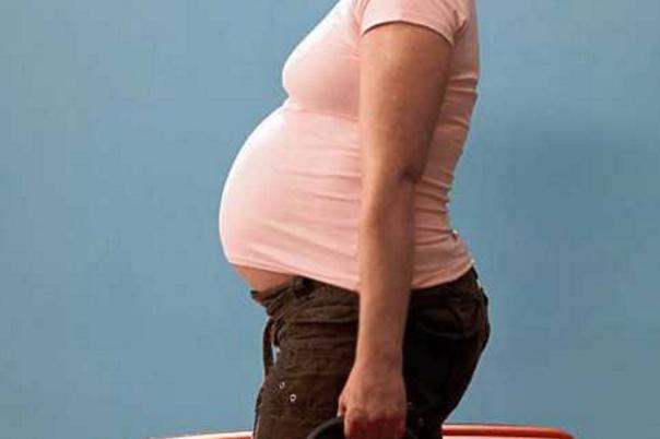 胎儿迟迟不发动需不需要剖宫产,胎儿迟迟不发动是在等爸爸回来吗