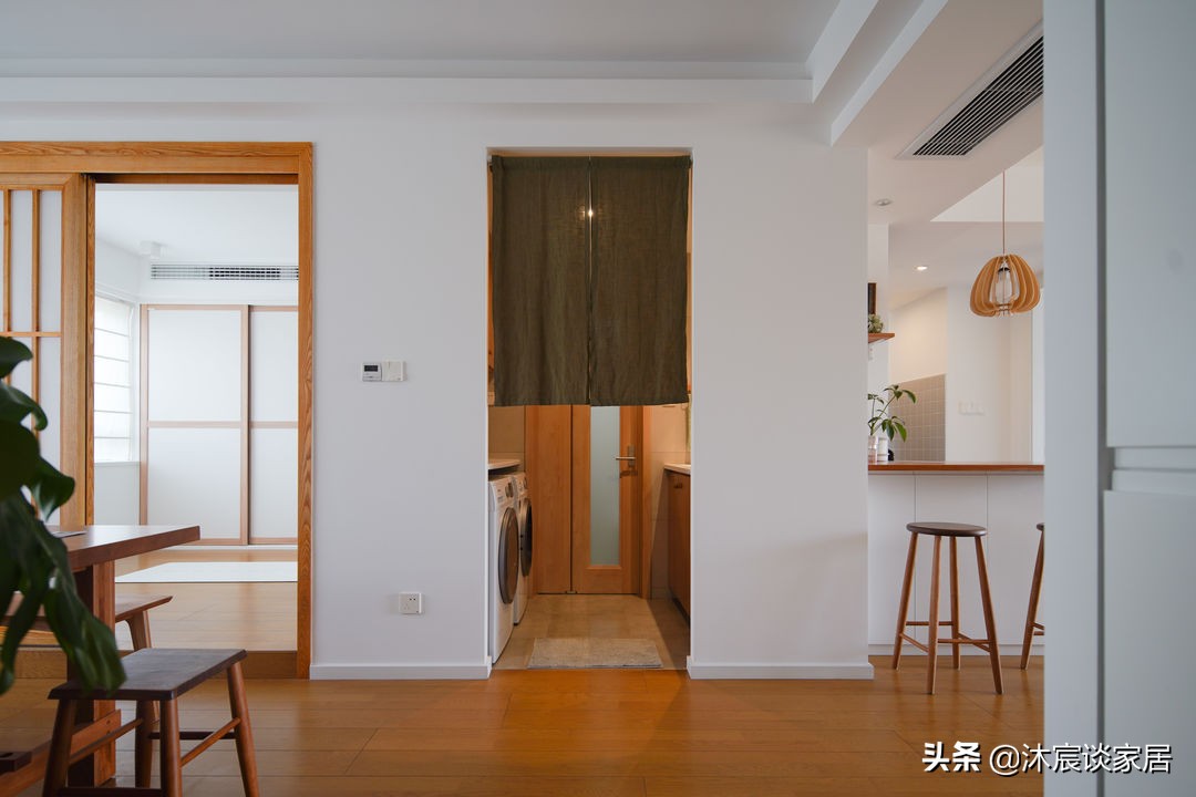 她把家布置得复古又温馨，室内被绿植环绕，这样的家，住着真舒服