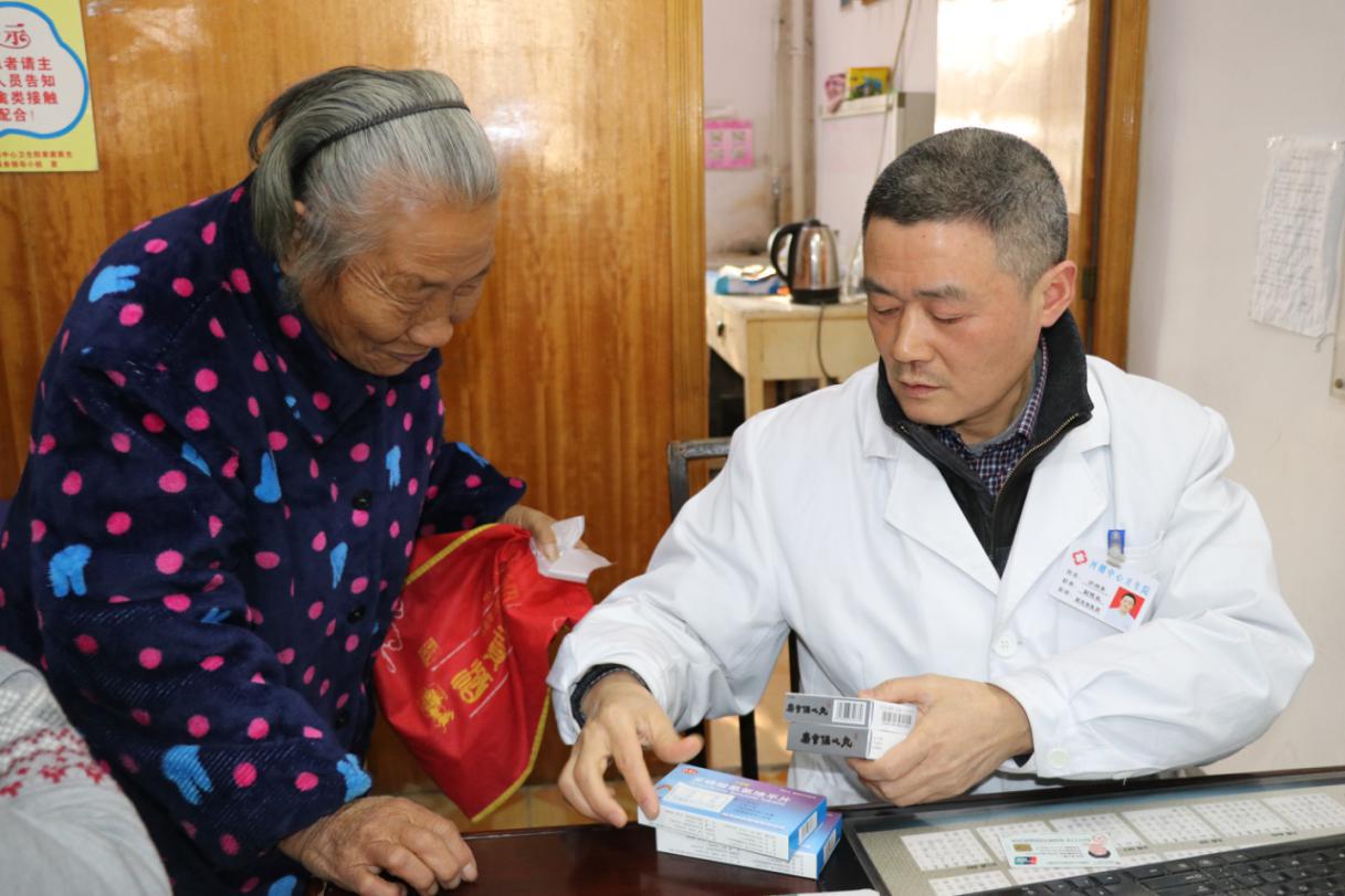 舒城县河棚镇中心卫生院副院长沙向东:从医37载把病看准是关键