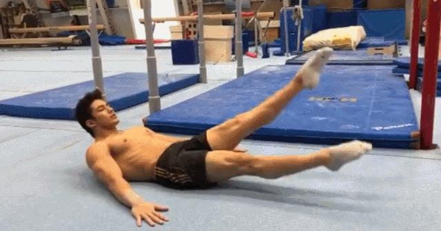 “巴西吴彦祖”爆红网络，帅气颜值不输本尊，完美身材叫板彭于晏