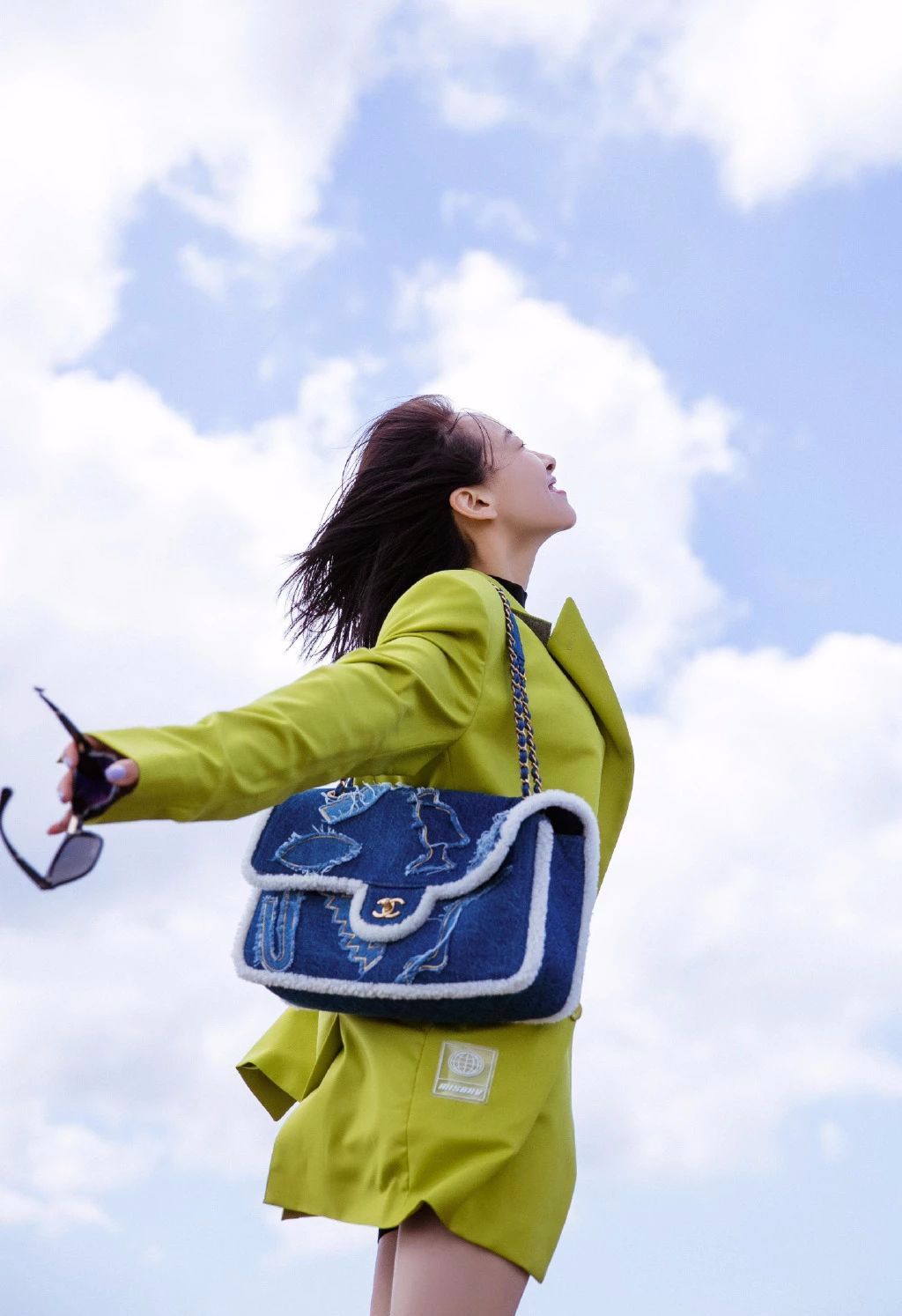 宋茜你为什么还单身?爱尔兰旅行一身芥末绿西装还露腿明媚美好