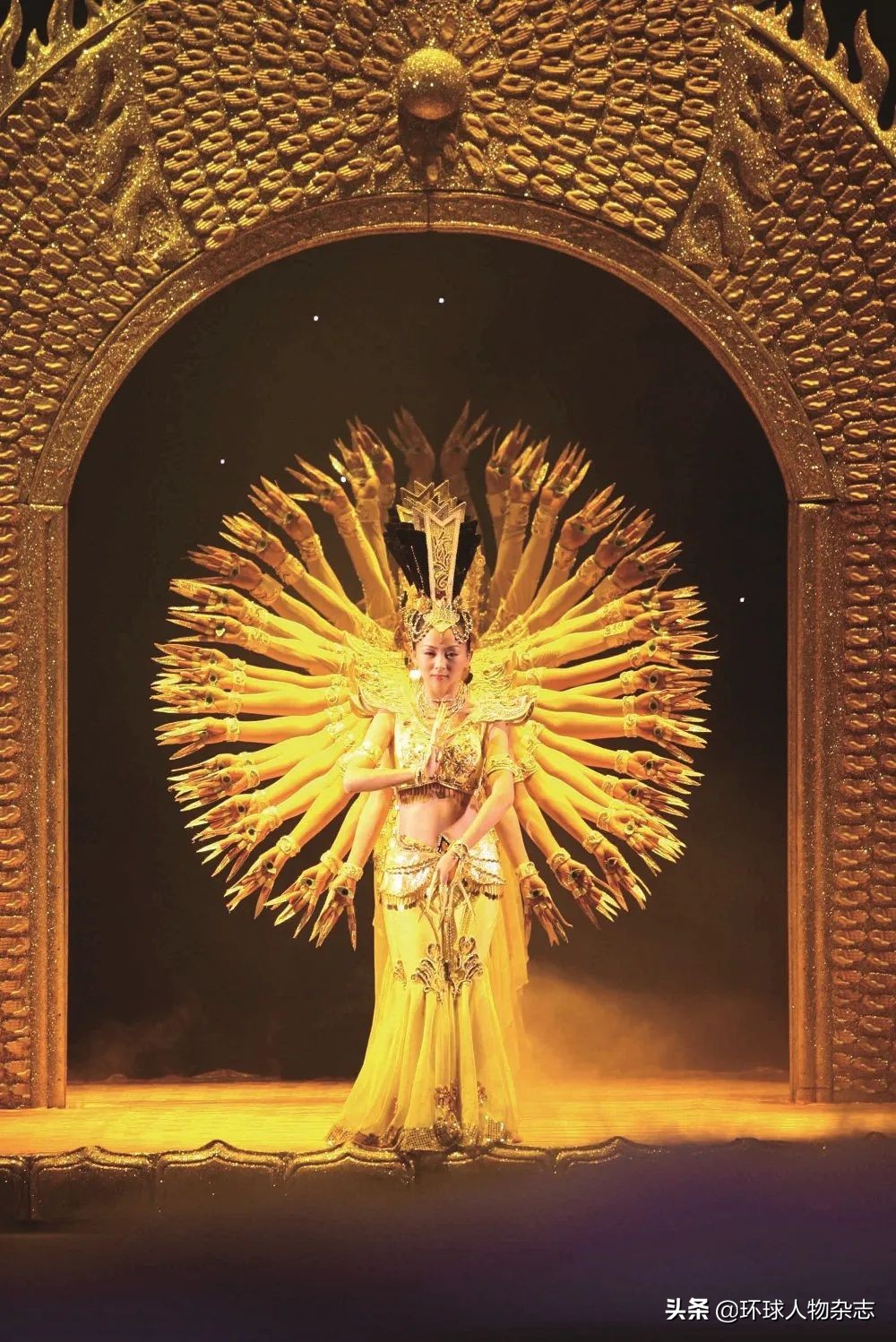 泪目!默念歌词12年,今天政协开幕,曾经的“千手观音”用手“唱响”*歌国**