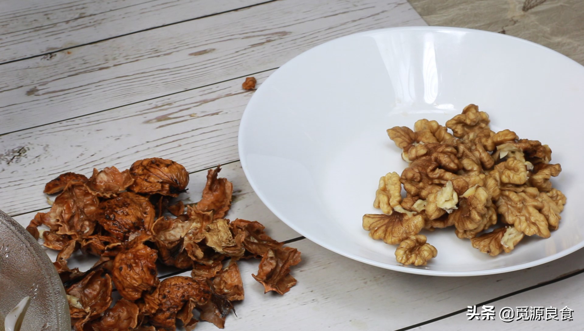 怎么快速剥完整的核桃仁,快速剥新鲜核桃小妙招