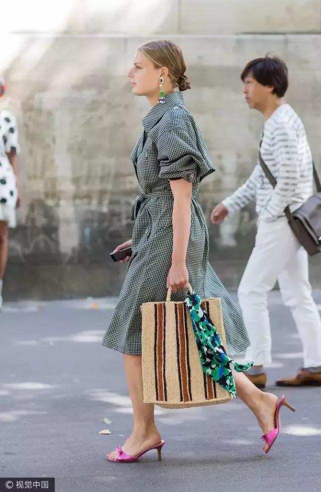 90后都不戴丝巾?谁说的!这种即优雅又酷的单品早就红透时尚圈了