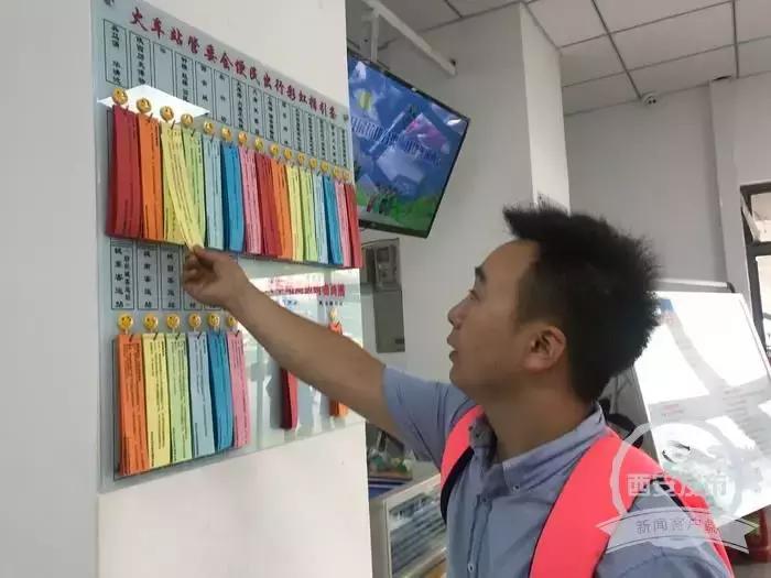 西安地铁上的彩虹指引条,西安地铁站设置彩虹指引条