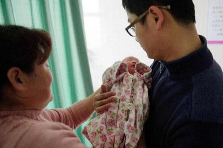 “妈,你回老家吧”,爸爸偷尝奶奶给儿子泡的奶,怒不可遏赶人