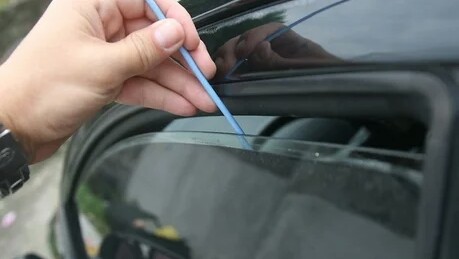 什么办法不让车钥匙忘车里面,车钥匙忘记带打开车门小技巧