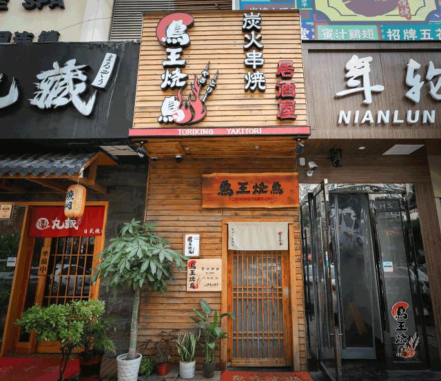 没想到师惠坊这家不足40平米的烤串店，竟是上班族的秘密基地！
