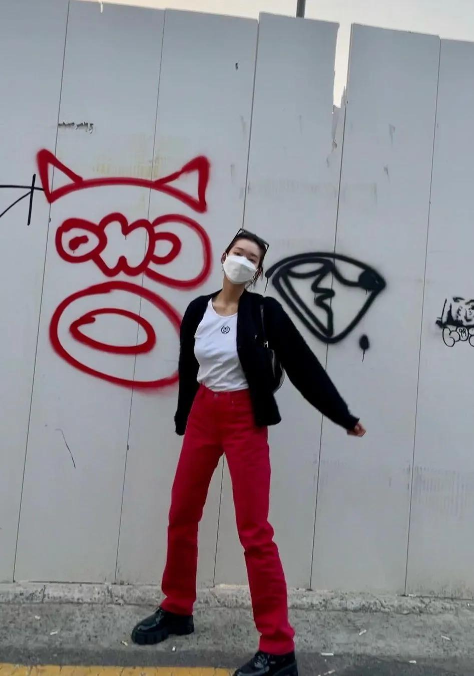 这个被嘲矮的超模火了！一脸硬伤，为啥还被Dior、Prada抢着宠？