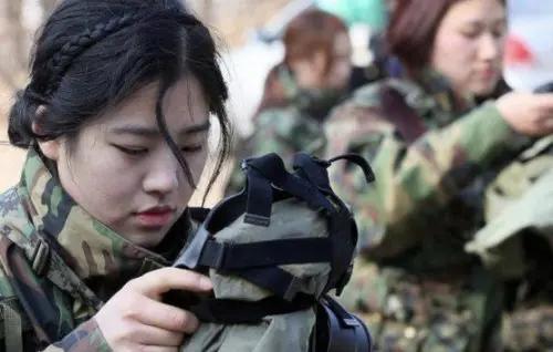 日本女兵阅兵震撼场面,日本阅兵式上的女兵