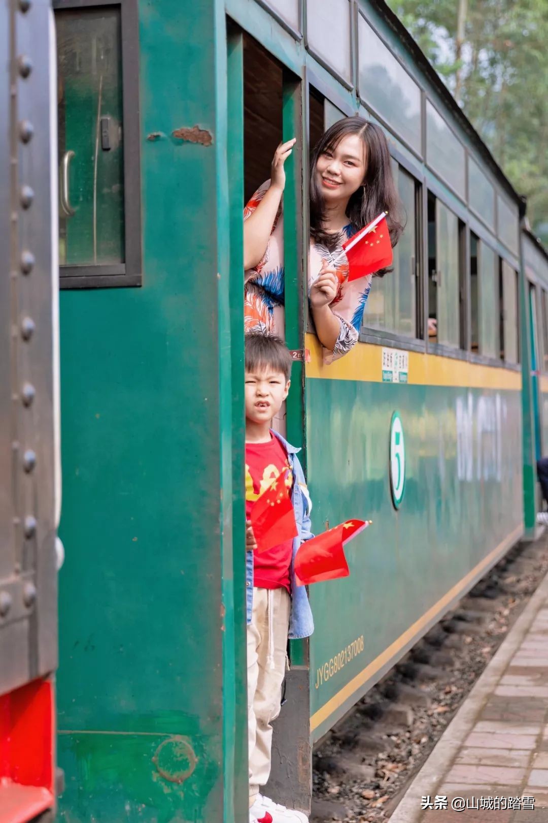 乐山嘉阳小火车值得去吗,嘉阳小火车与乐山大佛相隔多远