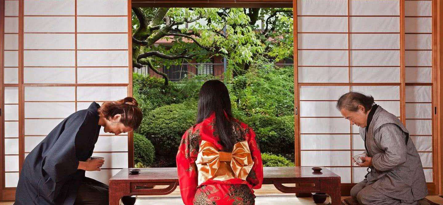 为啥日本进屋要脱鞋 (日本人进屋脱鞋脚臭怎么办)