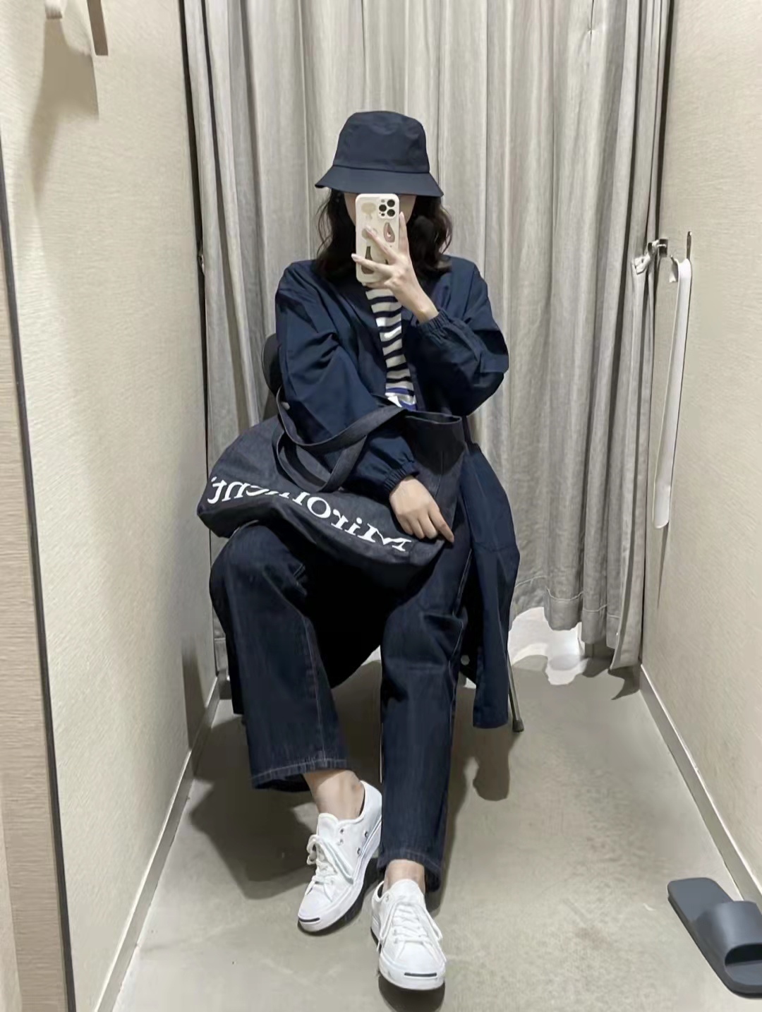 男士藏蓝色休闲西裤子配什么上衣,藏蓝色西装裤子配什么颜色上衣