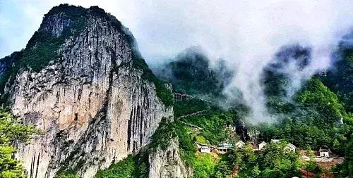 采一片天竺山的云朵别在发梢，带你感受云中漫步的奇妙幻境