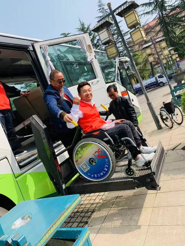 神奇小生意瘫痪小伙年收几十万，大道公益行58万残弱人士盼关爱