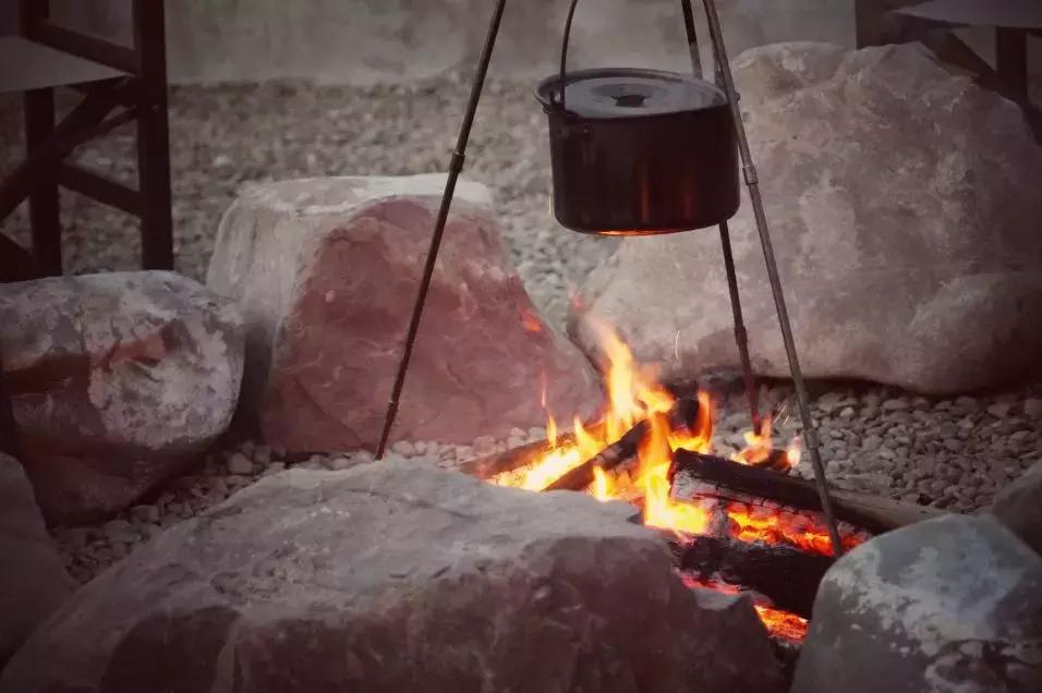 把泳池搬进沙漠，圈黄河做庭院，一个男人的西部世界，可以有多野