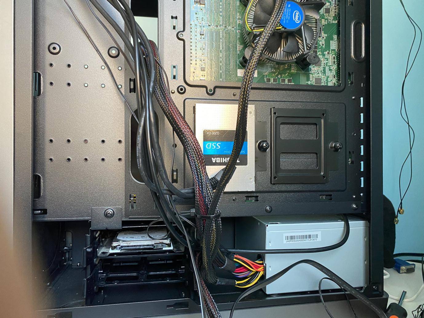 电脑系统是装在主板还是cpu上,电脑换了cpu和主板要重新装系统吗