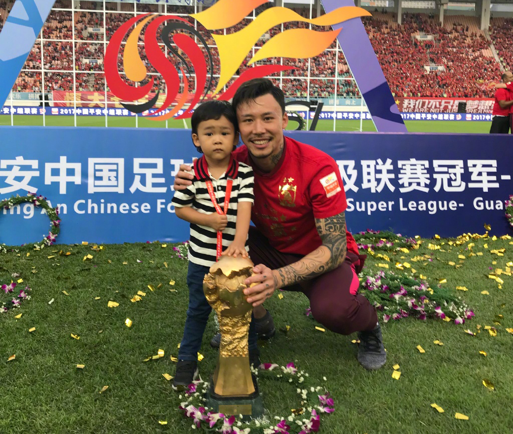 恭喜！30岁国足铁卫今喜迎第二个儿子，满头黑发超萌，娇妻是幼师