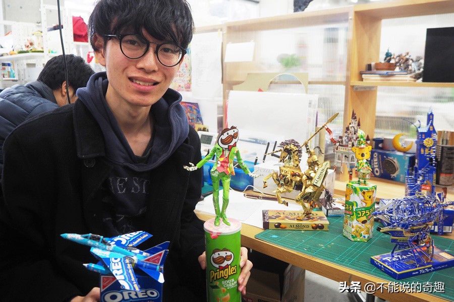 大隐隐于市！日本高玩用纸箱自制各种可变换形态道具，走红网络