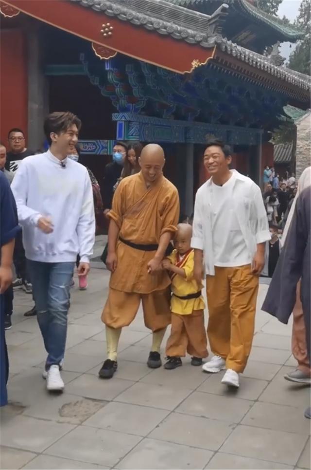 王宝强现身少林寺喊话,王宝强重回少林寺大秀拳法