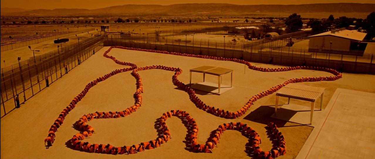 《人体蜈蚣系列》：从全彩到黑白默片重口味背后的荒诞剧情