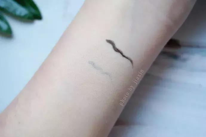 倪妮同款粉底液,杨幂倪妮穿出摩登风情