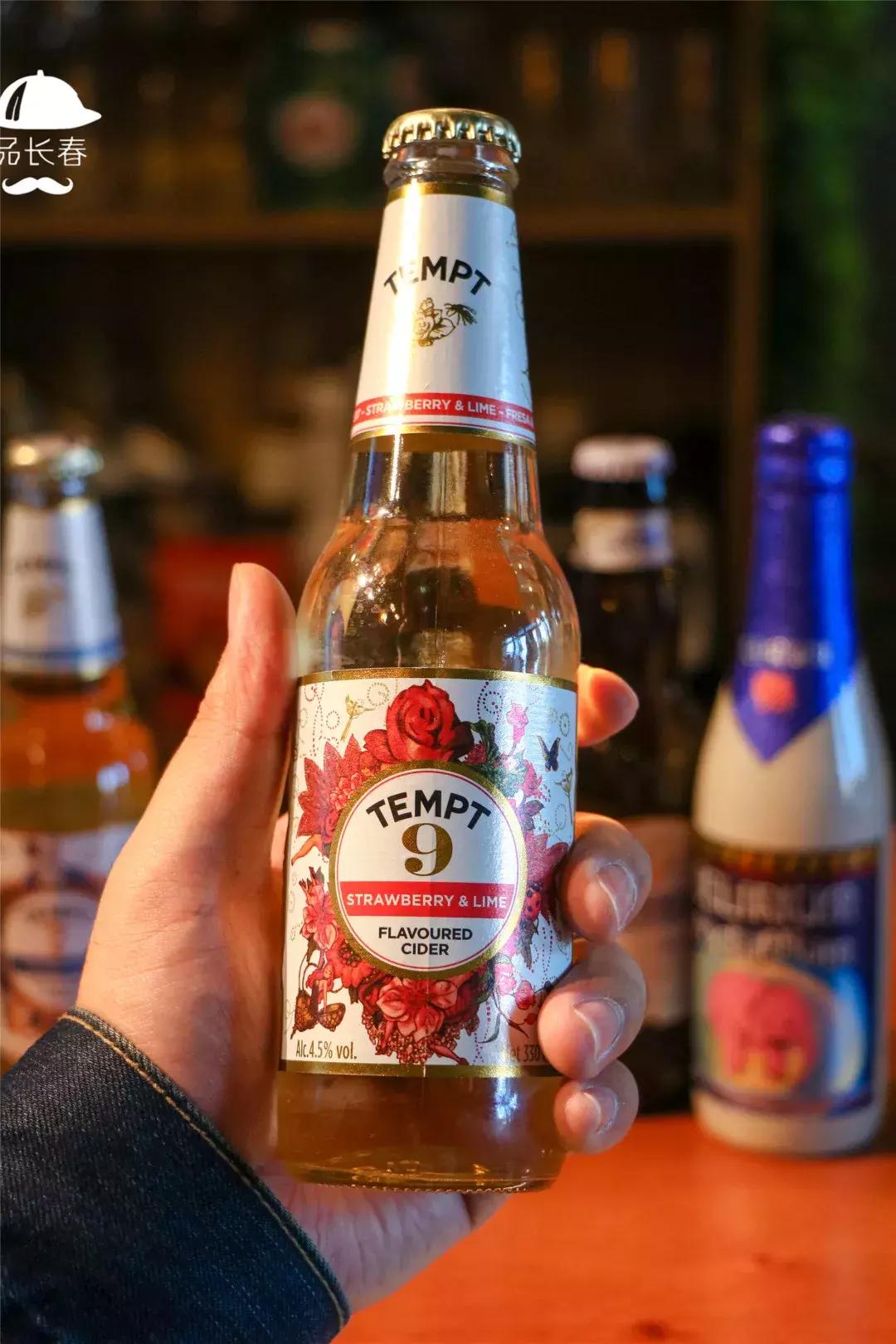 这家餐厅居然用外国大帅哥来吸引顾客