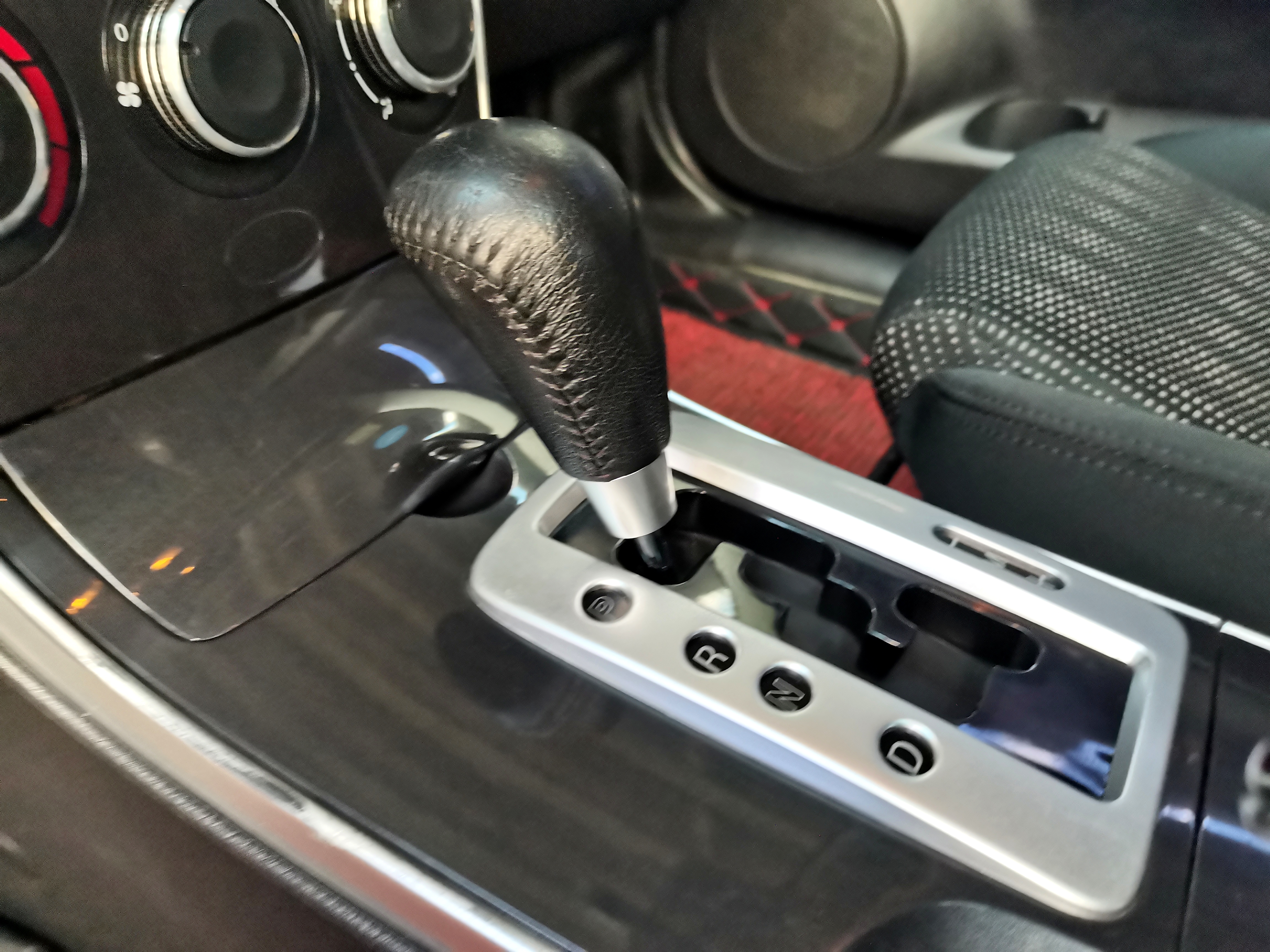 亮黑马自达6,亮灰马自达六