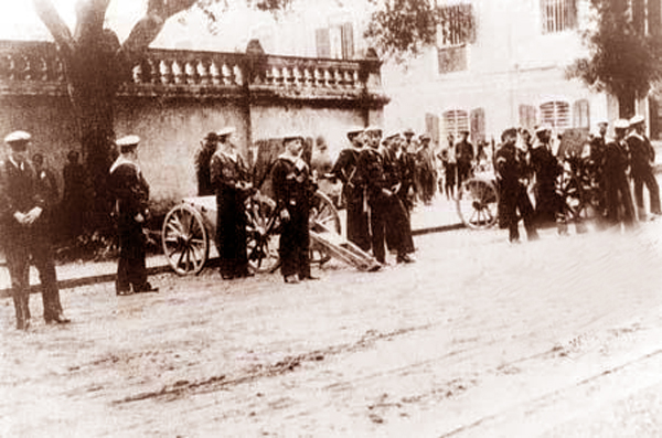 1952年澳葡挑衅，*剑英叶**关闭闸门，澳门王出面了，其子成首届特首