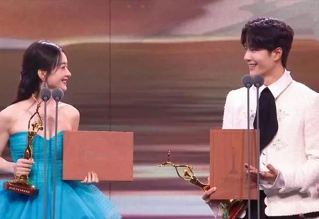 奔跑吧兄弟赵丽颖郑恺采访,王一博赵丽颖奔跑吧兄弟撕名牌