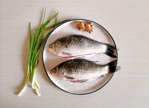 炖鲫鱼汤刚烧了锅为啥汤很黑,炖鲫鱼汤为什么要煎一下