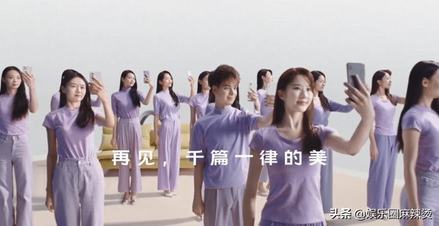 “自然美”95后小花张婧仪参加品牌发布会，现场展示“清新”自拍