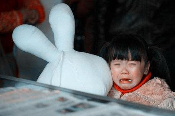 小孩不断眨眼妈妈以为是开玩笑,孩子眨眼是疾病妈妈以为是开玩笑