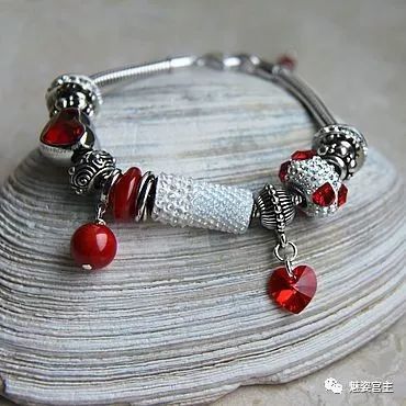 施华洛世奇水晶和珠子打造闪亮弹簧吊坠手链，附制作图解教程