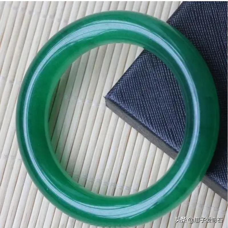 假翡翠是用什么石头做的,假的翡翠是用什么做的