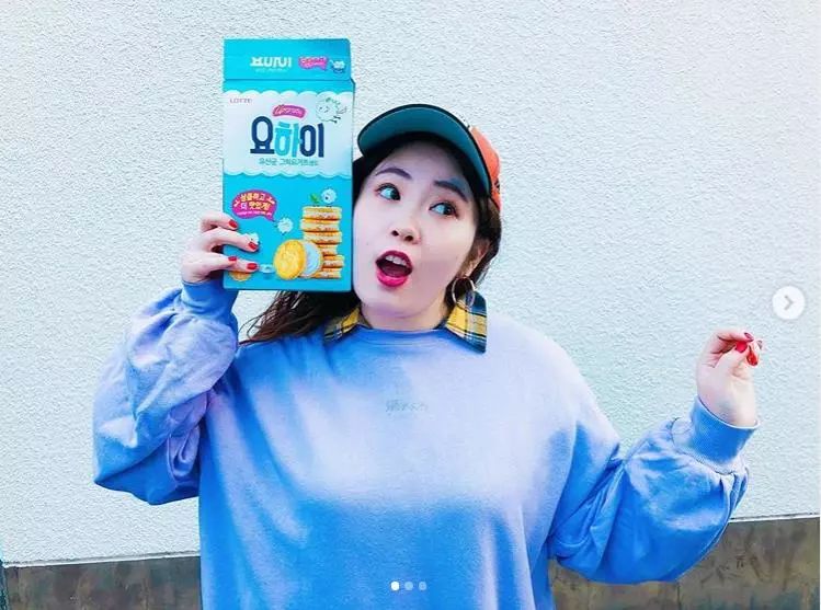 胖女孩这样穿搭也能拍美照