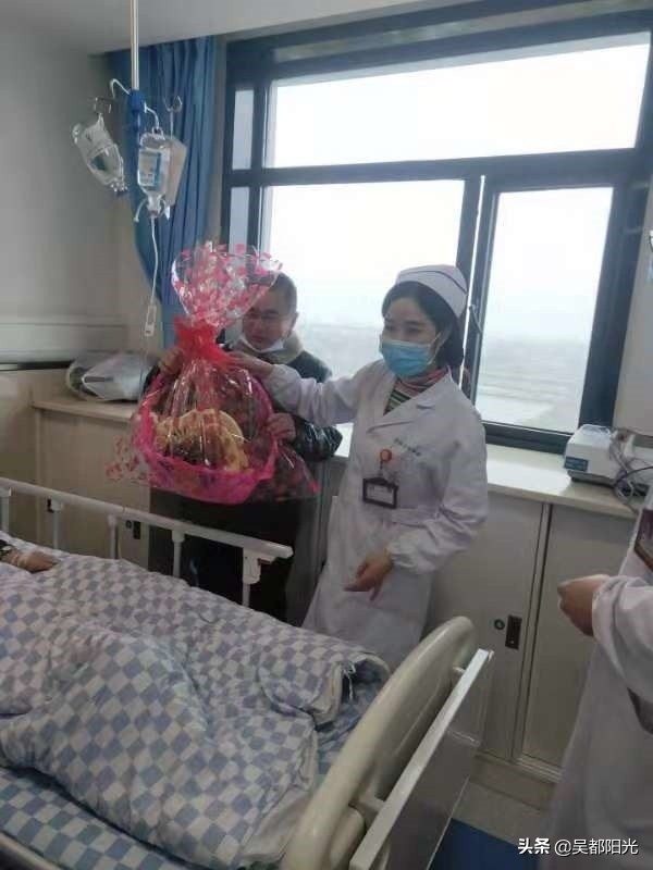 医者仁心，奉献初心：湖北蕲春李时珍中医院中医科爱心团队看望住院退休老人陈振升