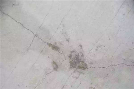楼板混凝土开裂渗水处理,自建房现浇板开裂严重的解决方法